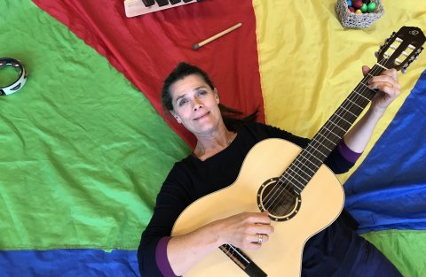 Cathrine Nordseth med guitar og farver