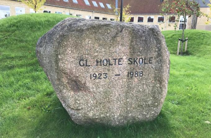 Mindesten for Gl. Holte Skole